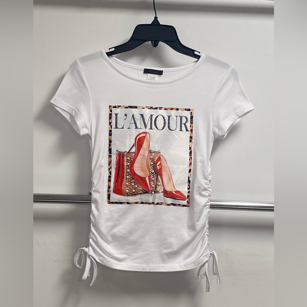 Short sleeve side cinch top with L’AMOUR patch